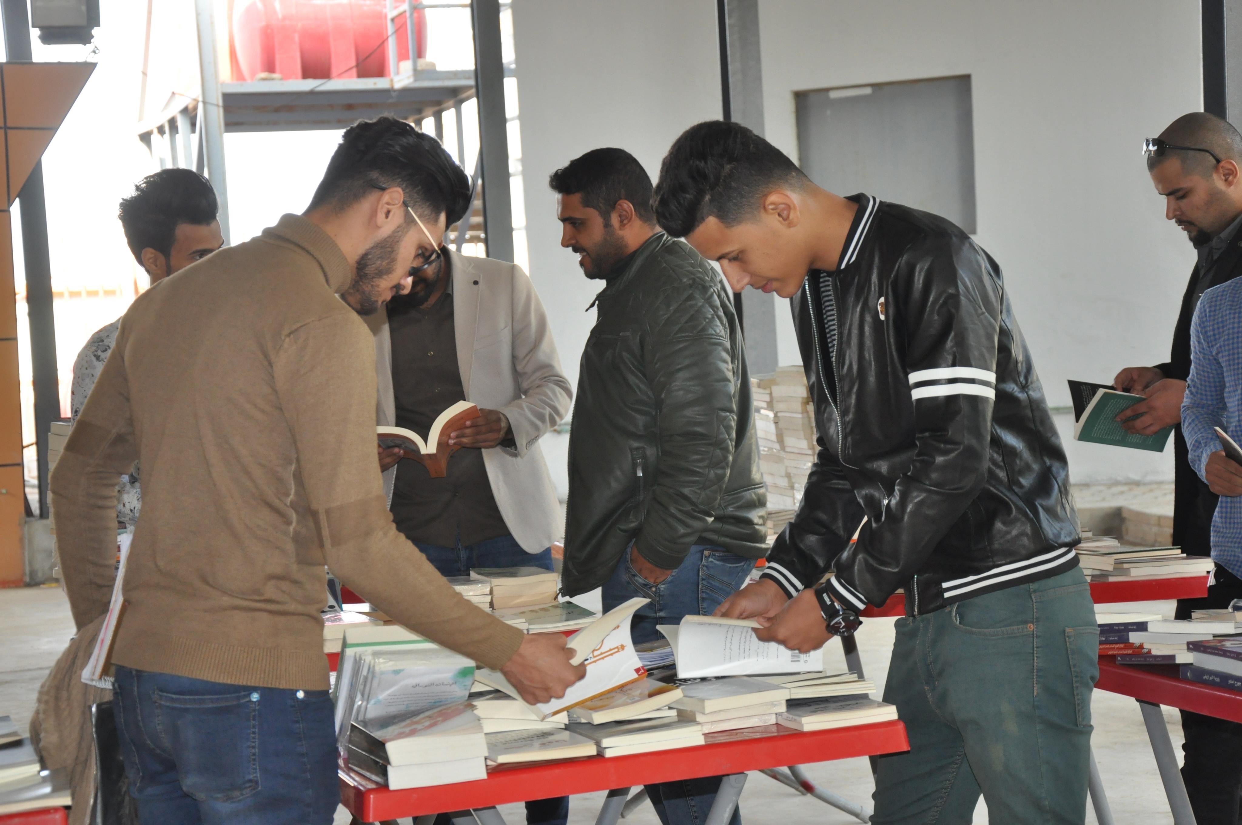 كلية الهندسة تنظم معرضا للكتاب