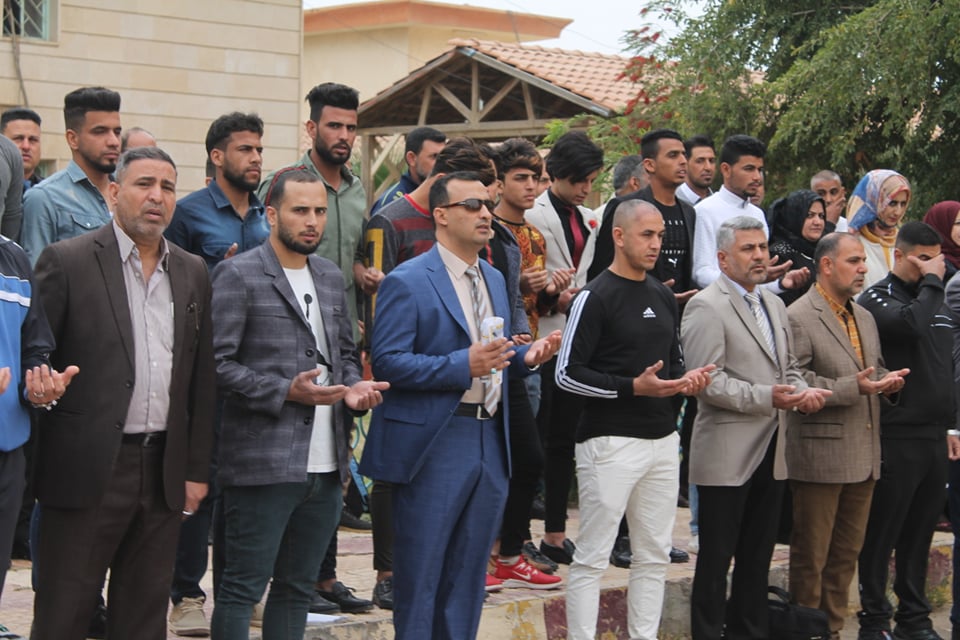 كلية التربية البدنية وعلوم الرياضة في جامعة القادسية تنظم وقفة حداد على ضحايا العبارة في الموصل
