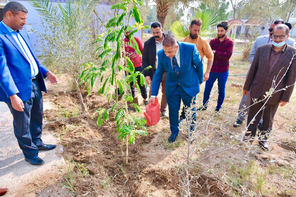 رئيس جامعة القادسية يشارك حملة كلية التربية لزراعة الورود وتوسيع المساحات الخضراء.