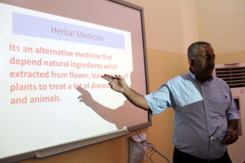 كلية الطب البيطري بجامعة القادسية تقيم حلقة نقاشية عن استخدام الأعشاب الطبية في الجراحة البيطرية