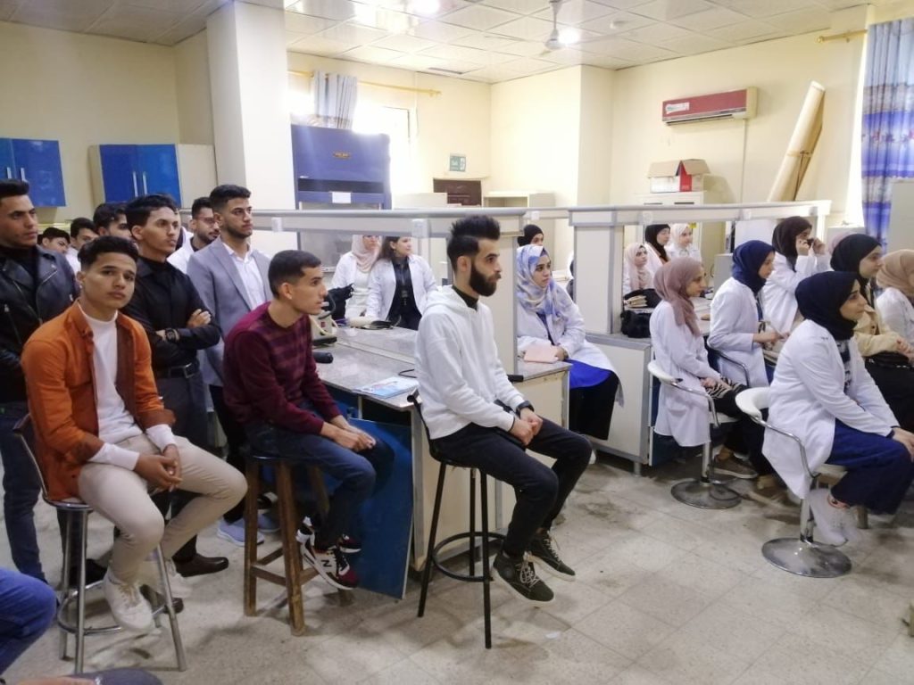 كلية الصيدلة بجامعة القادسية تعقد سيمنار حول الاجهزة المختبرية و ألادوات في  مختبر الكيمياء الصيدلانية واستخداماتها