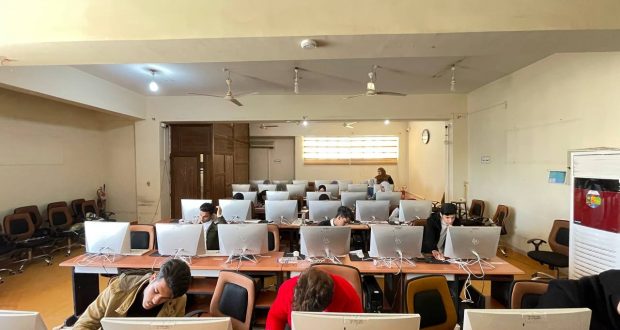 كلية الطب بجامعة القادسية تجري الامتحان العملي لطلبة المرحلة الأولى لمادة الحاسوب للعام الدراسي 2022 – 2023 الكترونيا