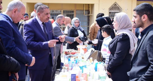 كليات جامعة القادسية تنظم سوقاً خيرياً مشتركاً في كلية التربية.