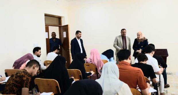 عميد كلية الزراعة بجامعة القادسية يتفقد سير الامتحانات النهائية لطلبة الدراسات الاولية